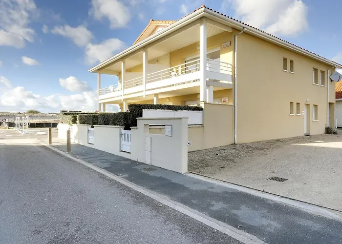 Apartment : T2 Avec Terrasse, A 50m De L'ocean Et Proche Centre, Parking Prive - Fr-1-521-62