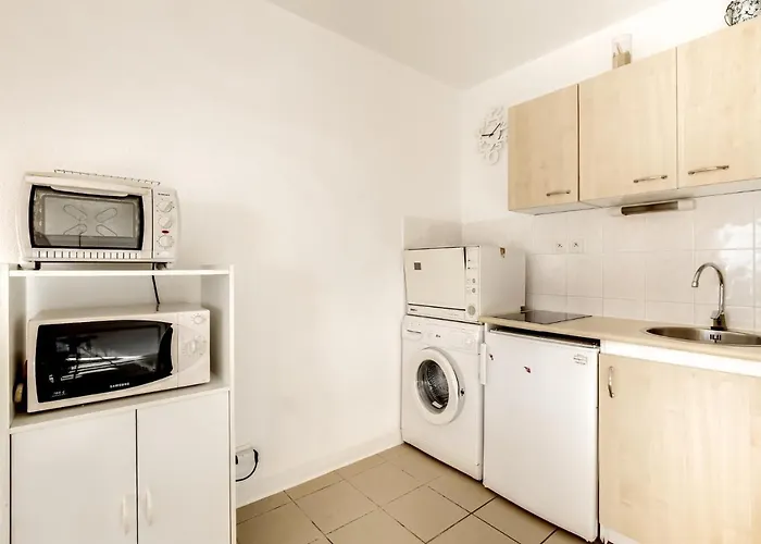 Apartment : T2 Avec Terrasse, A 50m De L'ocean Et Proche Centre, Parking Prive - Fr-1-521-62