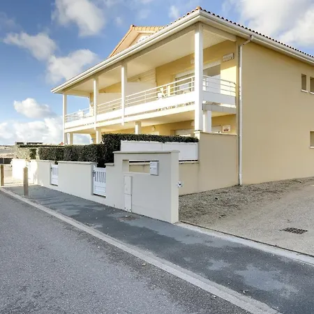 Apartment : T2 Avec Terrasse, A 50m De L'ocean Et Proche Centre, Parking Prive - Fr-1-521-62